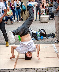 B-boy e B-girl em performance de dança