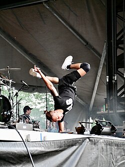 B-boy executando power move