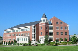 Vista externa do Cornell Hall, sede da Faculdade de Negócios
