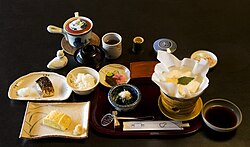 Bandeja com diversos pratos de kaiseki