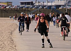 Ciclistas percorrendo a trilha em Venice Beach
