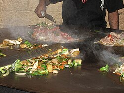 Preparação de churrasco mongol