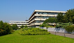 Fachada de um dos edifícios acadêmicos