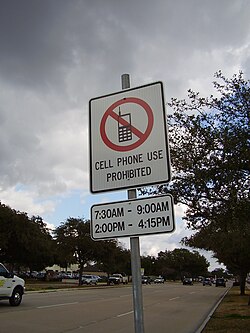 Motorista utilizando celular ao volante