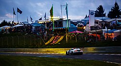 Carros de corrida em alta velocidade no Nürburgring