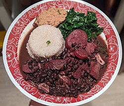 Detalhe de farofa com ingredientes diversos