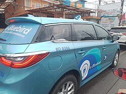 BYD e6 EV com pintura Bluebird