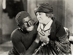 Cena do filme O Cantor de Jazz mostrando Al Jolson
