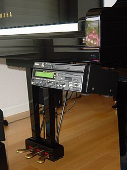 Piano moderno com sistema de reprodução digital
